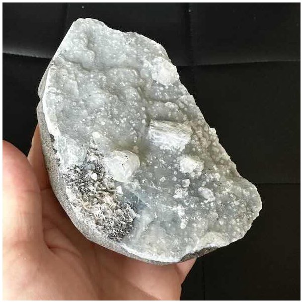 Zeolit med chalcedon og smukke krystaller p� naturlig matrix fra Indien