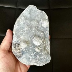 Unik zeolit med bl�gr� chalcedon og naturlige krystalformationer fra Indien