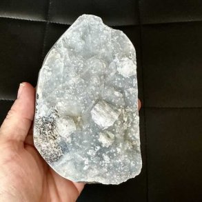 Unik zeolit med bl�gr� chalcedon og naturlige krystalformationer fra Indien