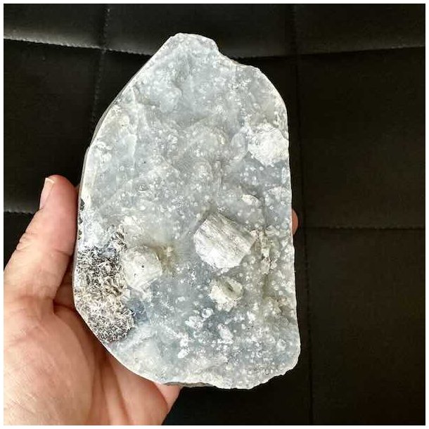 Unik zeolit med bl�gr� chalcedon og naturlige krystalformationer fra Indien