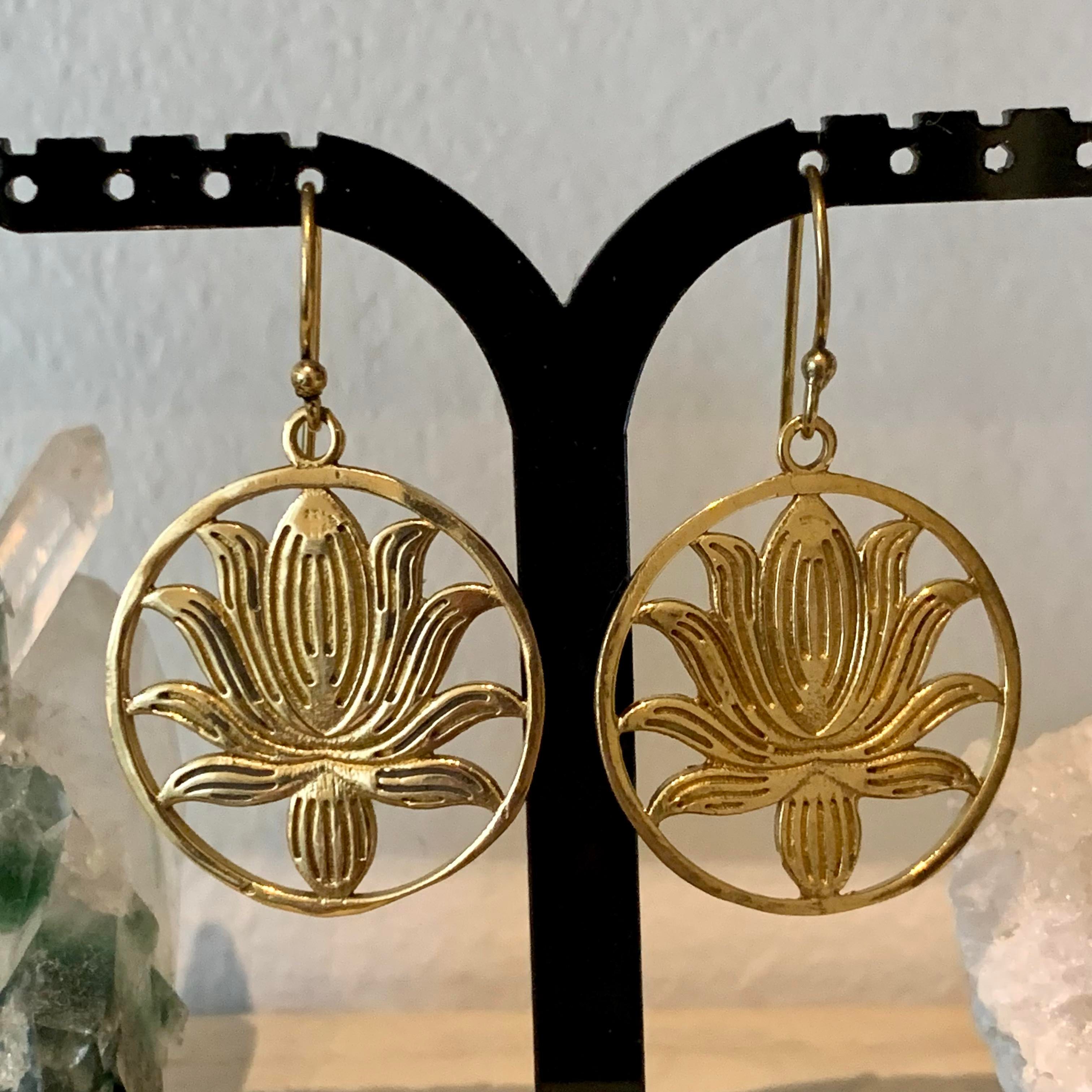 Øreringe m. lotusblomst i gylden - Øreringe, ringe og halskæder - Gaia & krystaller